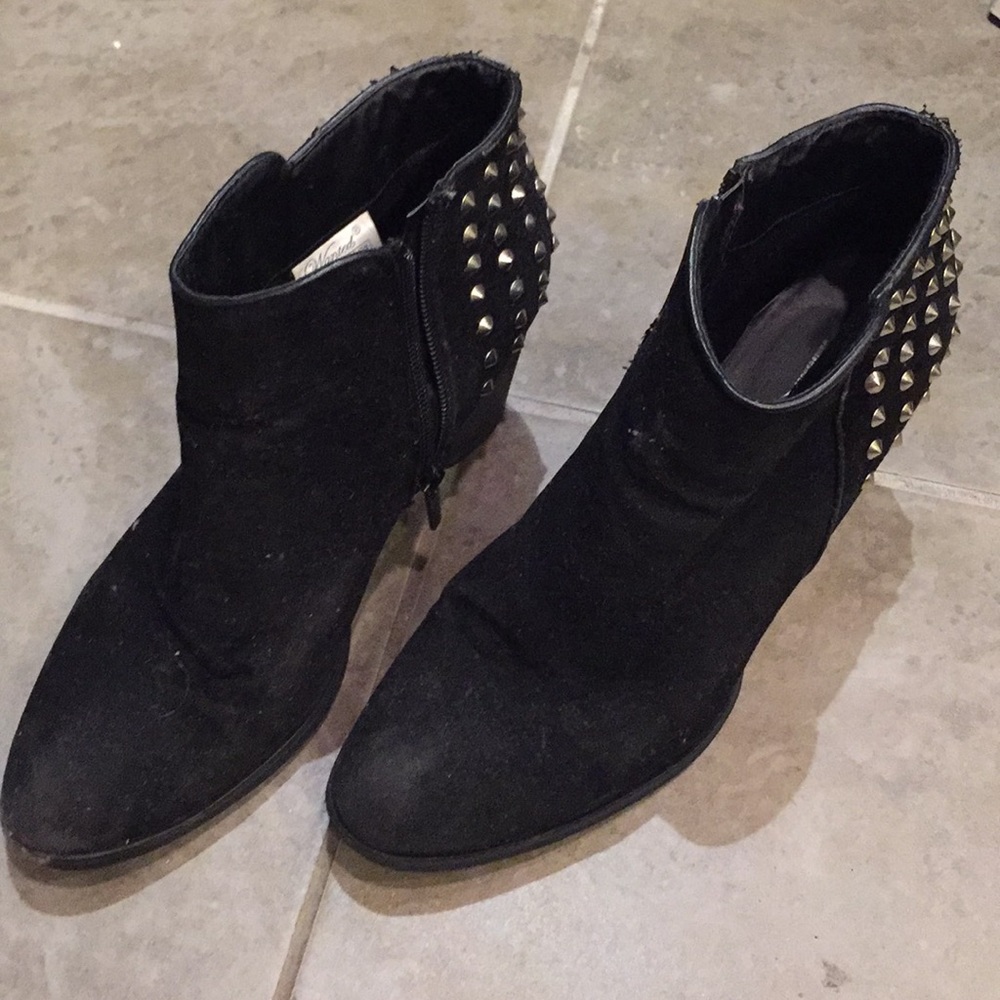 Black velvet 🖤 studded booties size 8 1/2